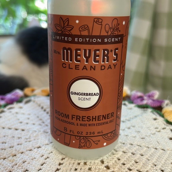 Mrs. Meyer’s Clean Day Limited Edition Scent GINGERBREAD Scent Room Freshener - Picture 2 of 10